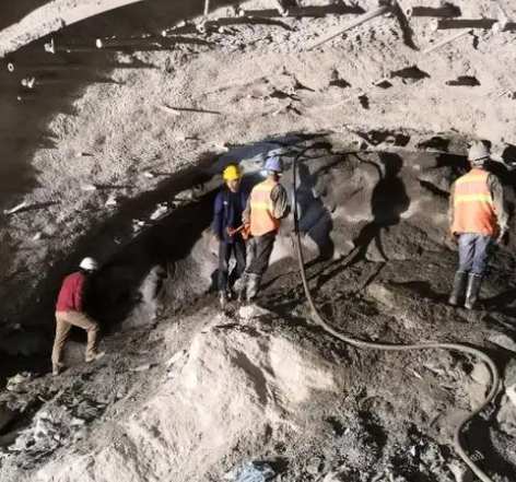 阿拉尔农场拱顶带模注浆料的施工流程及注意事项